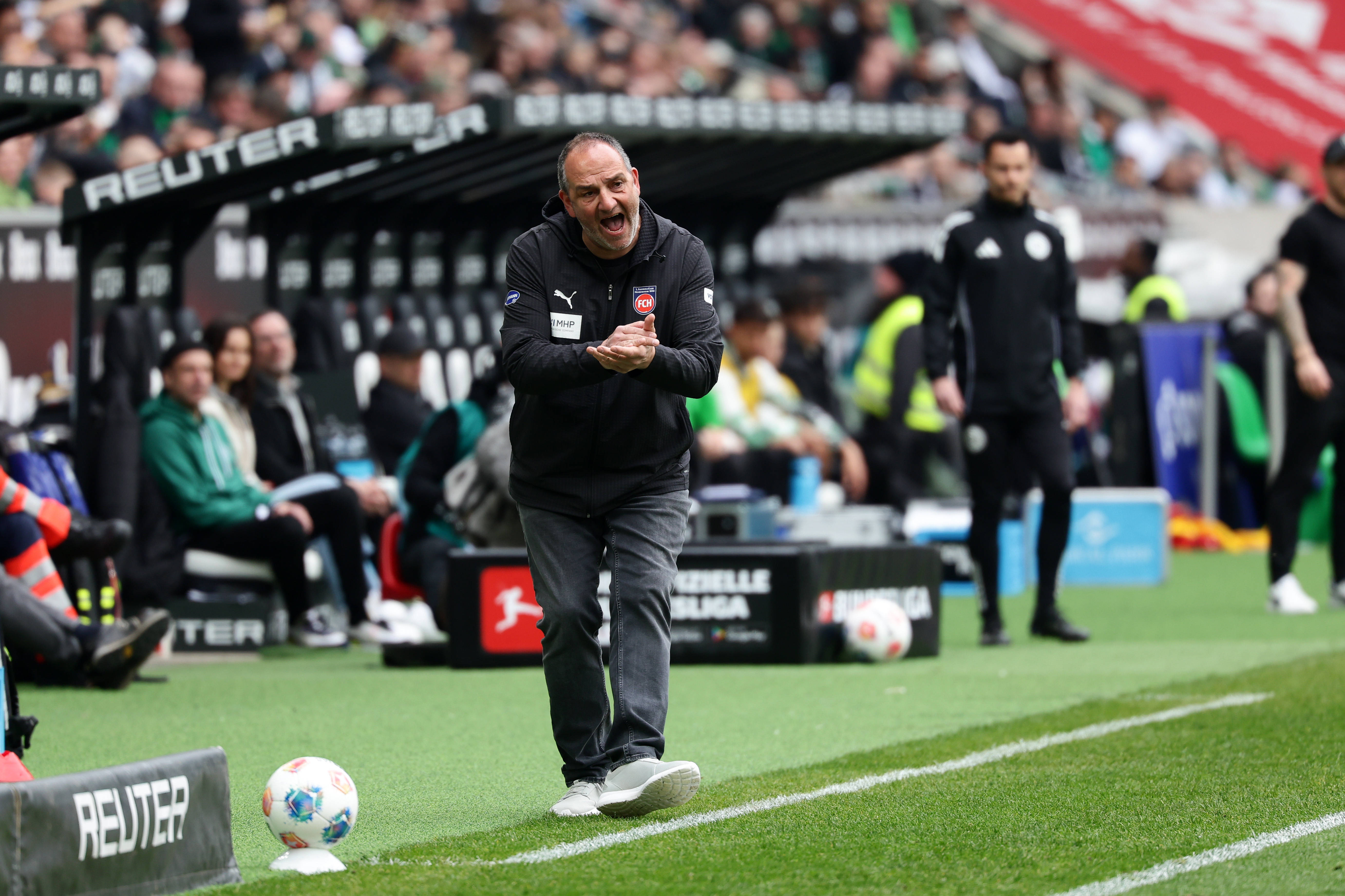 国际比赛日门兴格拉德巴赫备战社区盾哈兰德关键时刻出色防守，现场解说直呼：休斯敦火箭今夜手感冰凉的简单介绍